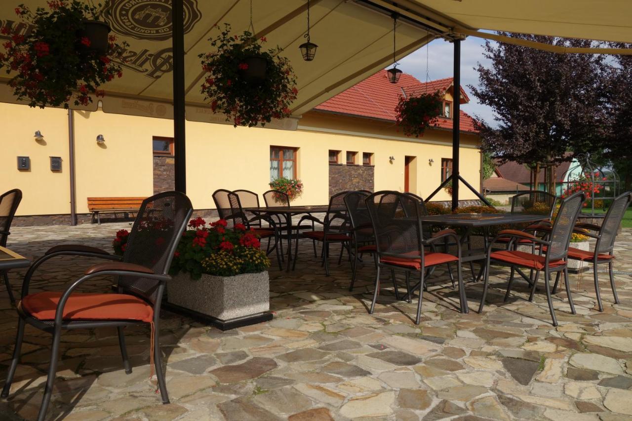 Hotel A Restaurace Palfrig Stara Ves nad Ondrejnici Buitenkant foto